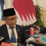 Rocky Gerung memberikan keterangan setelah dilantik sebagai anggota Wantimpres