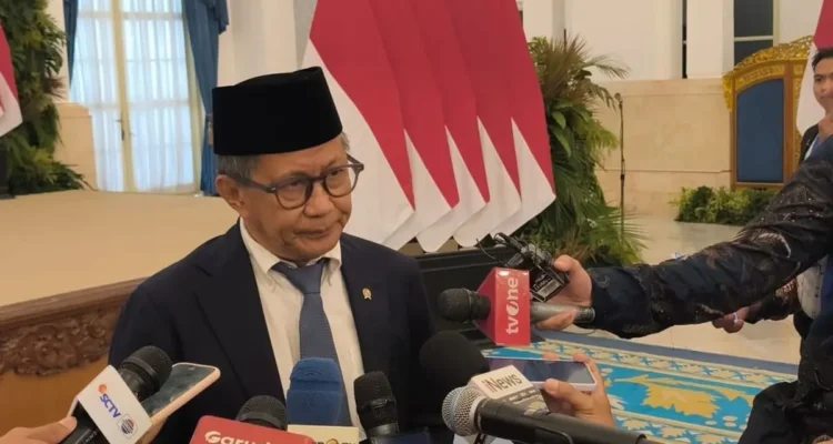 Rocky Gerung memberikan keterangan setelah dilantik sebagai anggota Wantimpres