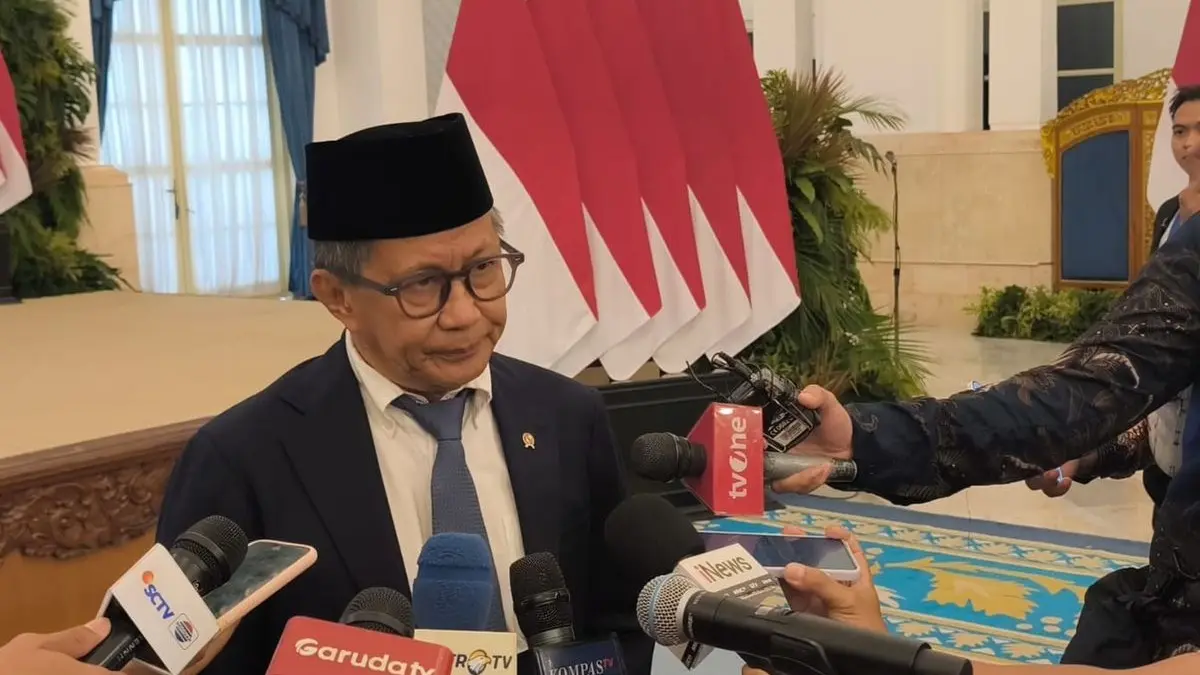 Rocky Gerung memberikan keterangan setelah dilantik sebagai anggota Wantimpres
