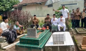 Suyudi Ario Seto Ziarah ke Lebak Suyudi Ario Seto berziarah ke makam kakek dan neneknya di Lebak