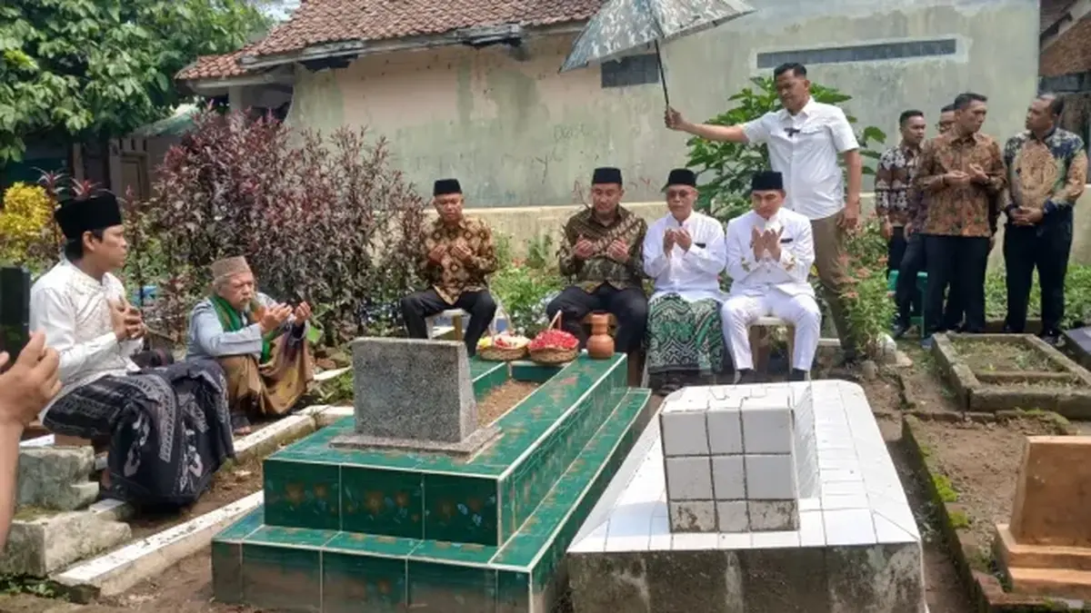 Suyudi Ario Seto berziarah ke makam kakek dan neneknya di Lebak