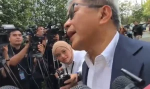 Rocky Gerung Jelang Pelantikan Wantimpres Rocky Gerung diwawancarai awak media sebelum dilantik sebagai anggota Wantimpres