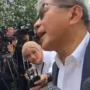 Rocky Gerung diwawancarai awak media sebelum dilantik sebagai anggota Wantimpres