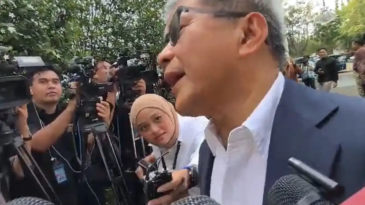 Rocky Gerung diwawancarai awak media sebelum dilantik sebagai anggota Wantimpres