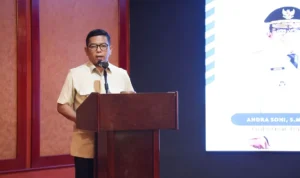 Andra Soni Bahas Elektrifikasi Rangkasbitung-Merak Caption: Gubernur Banten Andra Soni membahas elektrifikasi jalur kereta Rangkasbitung-Merak